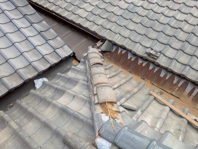 加古川市　瓦を取り外した様子